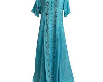 Robe longue bohème bohème boutonnée brodée délavée à manches courtes et col bas. Robe bohème grande taille pour femmes.