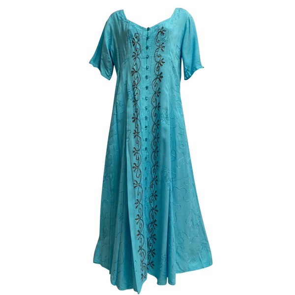 Boho Stonewashed geborduurde button-down laaghals lange godin maxi-jurk met korte mouwen. Dames plus size boho-jurk.