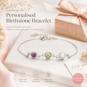 Pode incluir: Uma pulseira de corrente prateada com três pedras redondas facetadas engastadas nas cores roxa, verde-clara e transparente. A pulseira inclui um fecho lagosta e uma corrente extensora. Texto na imagem: Personalised Birthstone Bracelet.