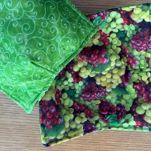 Microwave Bowl Cozy Set: Reversible Fabric Hot Pads, Grape & Lime Bild 9
