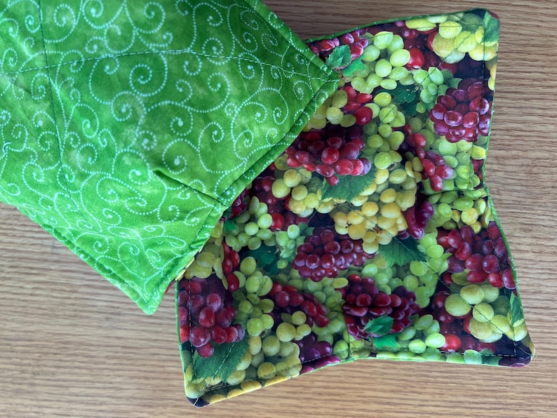 Microwave Bowl Cozy Set: Reversible Fabric Hot Pads, Grape & Lime Bild 9