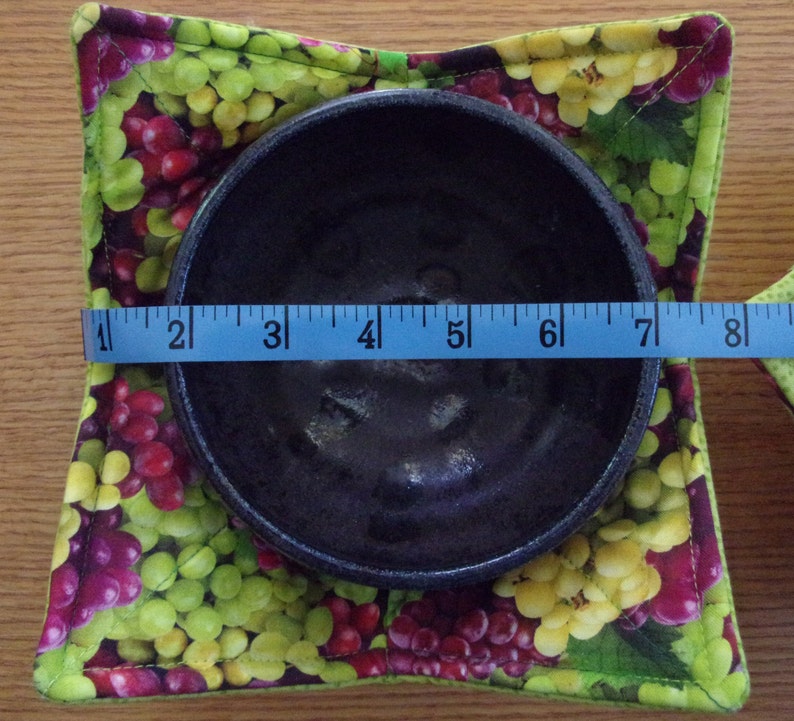 Microwave Bowl Cozy Set: Reversible Fabric Hot Pads, Grape & Lime Bild 8
