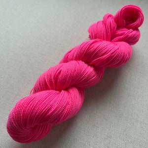 Merinowolle und Nylon Garn, Superwash Garn, Sockengarn, Candy Crane, Handgefärbtes Garn, Garnstärke 1, Fingering Garn, Pinkes Garn
