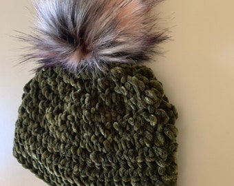 Bonnet en velours avec pompon, bonnet fait main, bonnet vert, bonnet olive, bonnet végétalien, cadeau végétalien, pompon en fausse fourrure, elle sourit gentiment