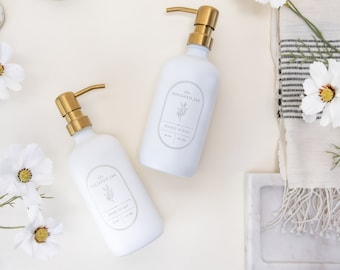 Dispenser di sapone in vetro inciso / Collezione francese moderna incisa / Bottiglia di vetro bianco per il lavandino della cucina o del bagno / Pompa in metallo