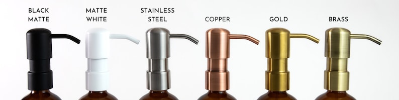 Puede incluir: Primer plano de siete botellas de bomba de jab&oacute;n de diferentes colores. Las botellas son todas de la misma forma y tama&ntilde;o, pero tienen tapas de diferentes colores. Los colores son negro mate, blanco mate, acero inoxidable, cobre, oro y lat&oacute;n.