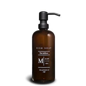 Peut inclure: Une bouteille en verre brun avec un distributeur à pompe noir. La bouteille est étiquetée "DISH SOAP The Millers est. 2018 M 16 oz. the polished jar -age"