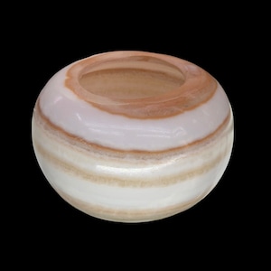 Puede incluir: Un jarrón redondo de ónix blanco y marrón con un acabado liso y pulido.