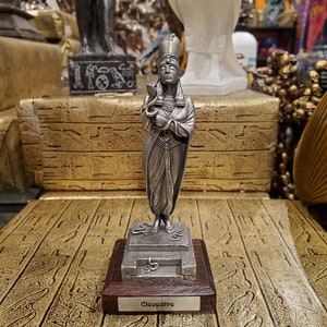 Vintage Pewter Cleopatra Statue on Wood Base Solid Pewter Hand-Cast Ancient Egyptian Queen Cleopatra Altar Statue image 2