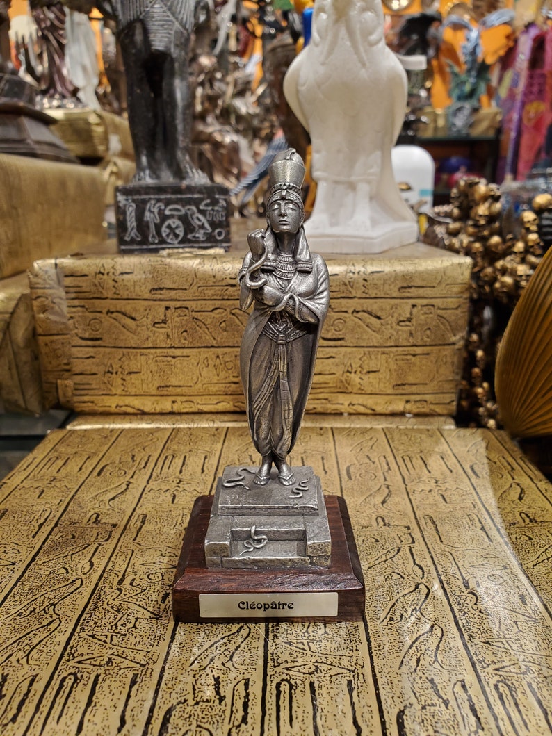 Vintage Pewter Cleopatra Statue on Wood Base Solid Pewter Hand-Cast Ancient Egyptian Queen Cleopatra Altar Statue image 2