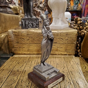 Vintage Pewter Cleopatra Statue on Wood Base Solid Pewter Hand-Cast Ancient Egyptian Queen Cleopatra Altar Statue image 3