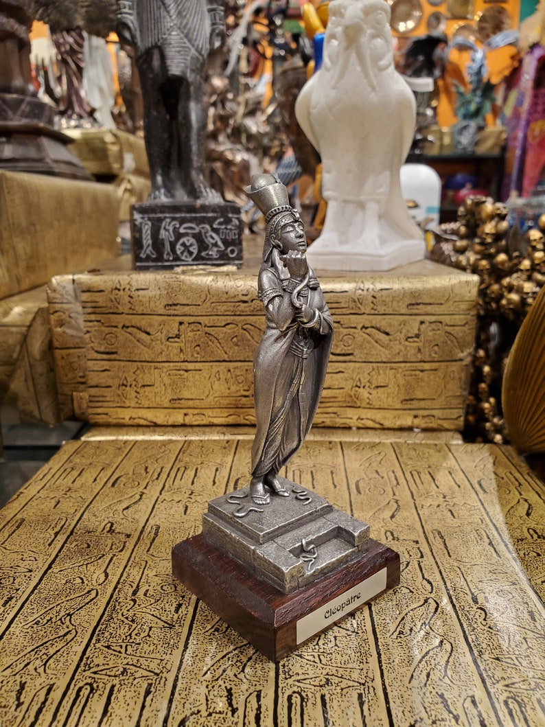 Vintage Pewter Cleopatra Statue on Wood Base Solid Pewter Hand-Cast Ancient Egyptian Queen Cleopatra Altar Statue image 3