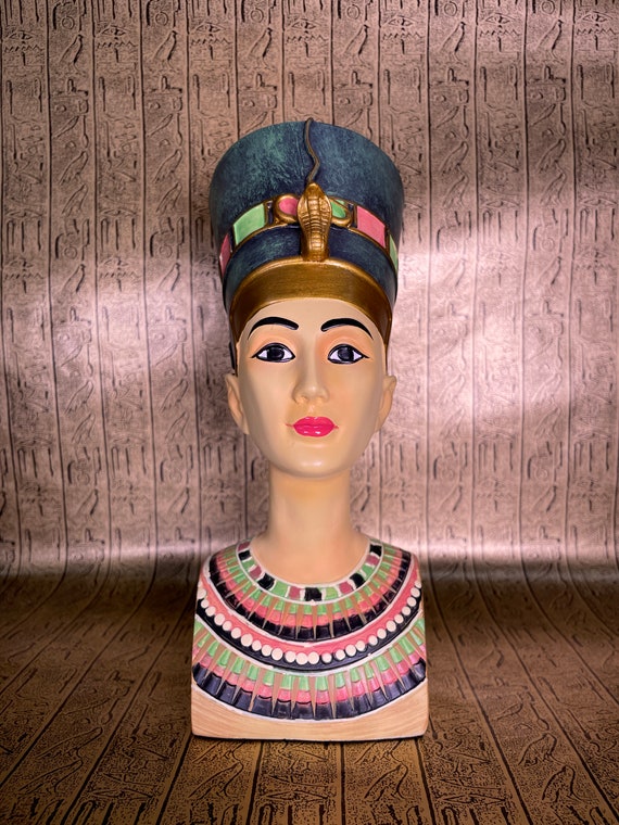 ネフェルティティ女王の胸像 - 古代エジプトのネフェルティティ女王の 