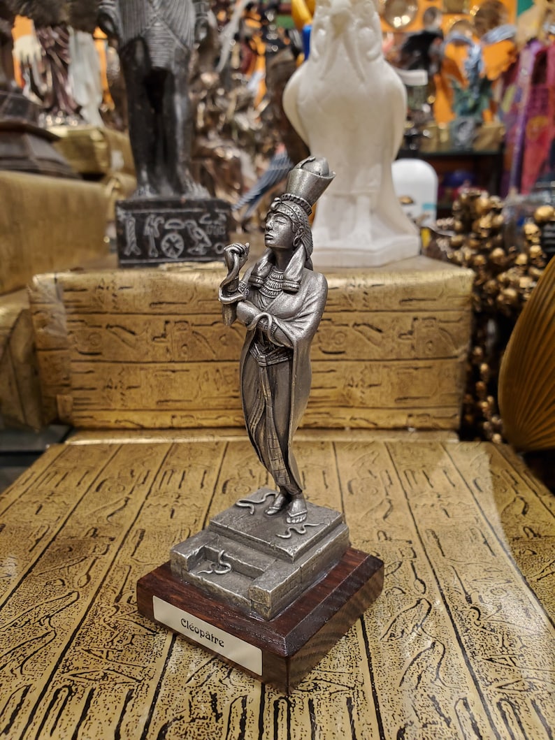 Vintage Pewter Cleopatra Statue on Wood Base Solid Pewter Hand-Cast Ancient Egyptian Queen Cleopatra Altar Statue image 8