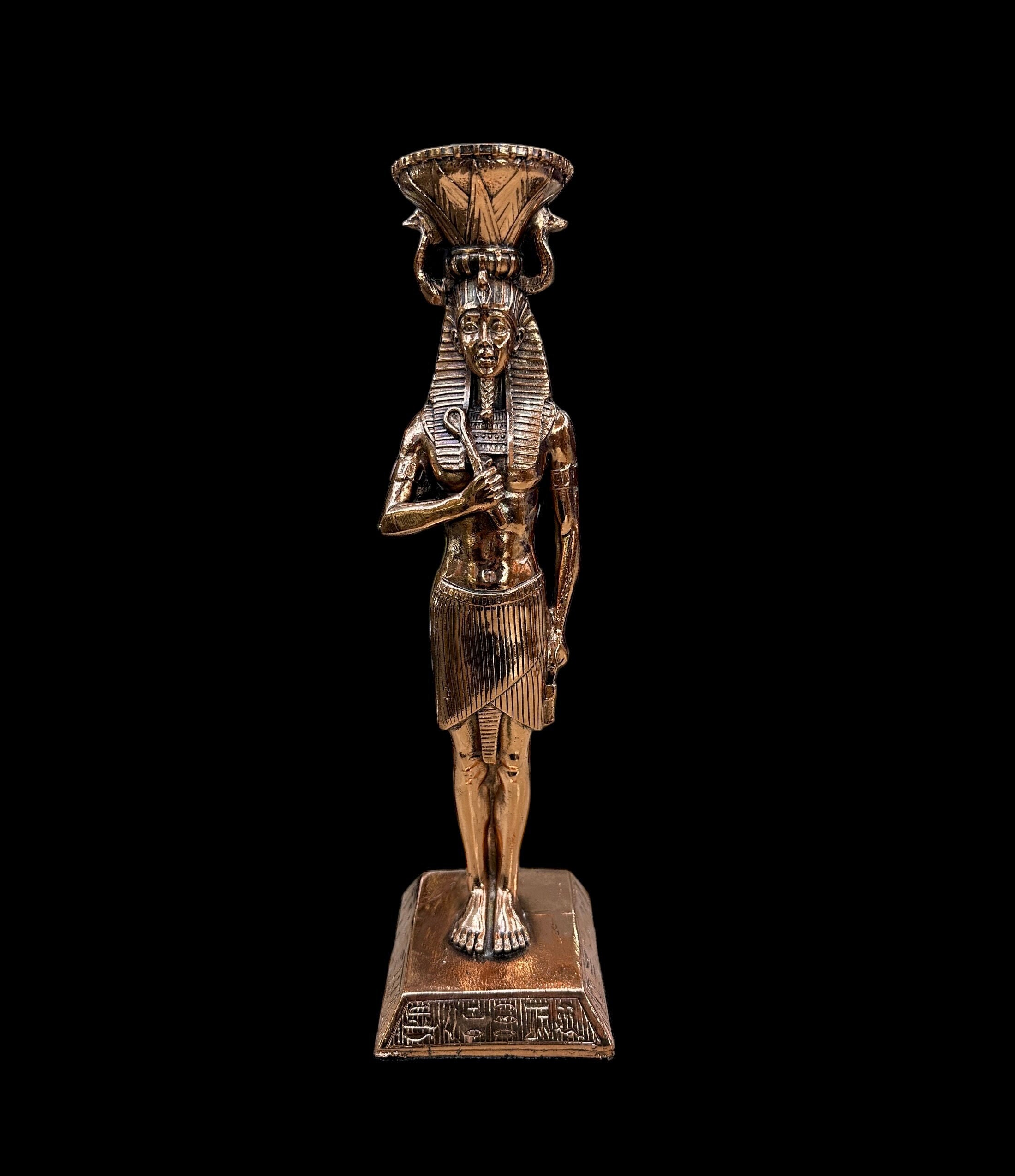 銅製のファラオ像 - バスケットを持った古代エジプトのファラオ像