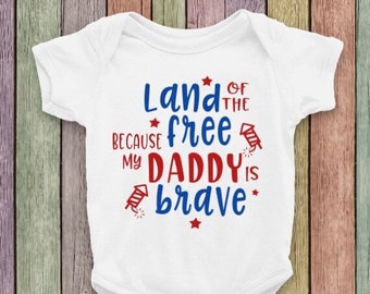 Land of the Free Because My Daddy is Brave, Baby Body, Baby Geschenk, 4. Juli, patriotisch, Fivesies Designs