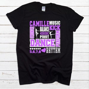 Może przedstawiać: Czarny T-shirt z fioletowym i białym wzorem, na którym widnieje napis "Camille Music Balance Kick Pivot Dance Perform 5,6,7,8 Rhythm".