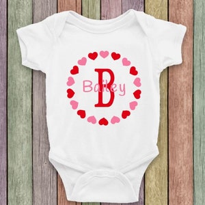 Personalisierte Baby-Körper-Anzug, Valentinstag-Shirt, Valentinstag, Baby Valentinstag Shirt, Fivesies Designs