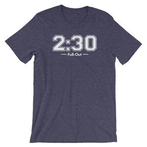Peut inclure: T-shirt bleu marine avec l'inscription blanche "2:30 - Full-Out". Le texte est en lettres majuscules. Le t-shirt a des manches courtes et un col rond.