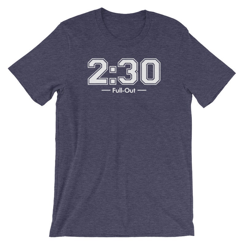 Peut inclure: T-shirt bleu marine avec l'inscription blanche "2:30 - Full-Out". Le texte est en lettres majuscules. Le t-shirt a des manches courtes et un col rond.