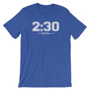 Peut inclure: T-shirt bleu avec l'inscription blanche "2:30 - Full-Out". Le texte est en caract&egrave;res gras. Le t-shirt a des manches courtes et un col rond. Le texte est centr&eacute; sur la poitrine.