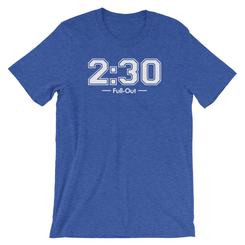 Peut inclure: T-shirt bleu avec l'inscription blanche "2:30 - Full-Out". Le texte est en caract&egrave;res gras. Le t-shirt a des manches courtes et un col rond. Le texte est centr&eacute; sur la poitrine.