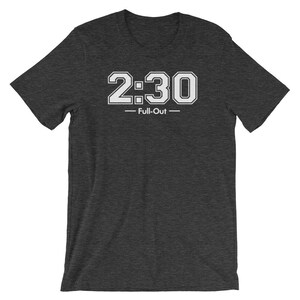 Peut inclure: T-shirt gris fonc&eacute; avec l'inscription "2:30 - Full-Out" en lettres blanches. Le t-shirt a des manches courtes et un col rond. Le texte est centr&eacute; sur la poitrine.