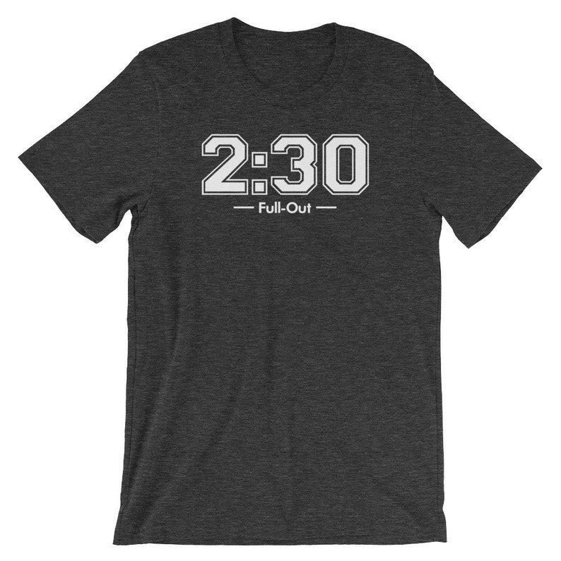 Peut inclure: T-shirt gris fonc&eacute; avec l'inscription "2:30 - Full-Out" en lettres blanches. Le t-shirt a des manches courtes et un col rond. Le texte est centr&eacute; sur la poitrine.
