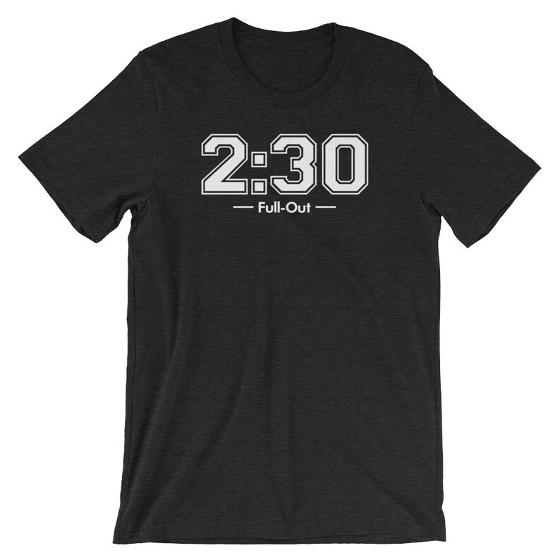 Peut inclure: T-shirt noir avec l'inscription "2:30 - Full-Out" en blanc, soulign&eacute;e de noir. Le texte est centr&eacute; sur la poitrine. Le t-shirt a des manches courtes et un col rond.