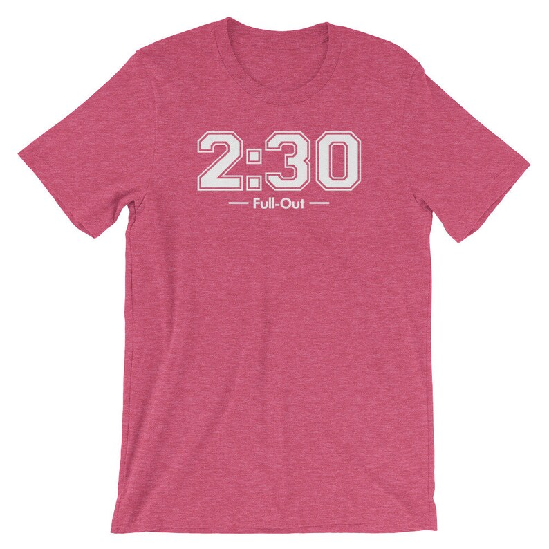 Peut inclure: T-shirt rose &agrave; manches courtes avec l'inscription blanche "2:30 - Full-Out". Le texte est en gras, avec des chiffres soulign&eacute;s. Le t-shirt a un col rond et une texture chin&eacute;e.
