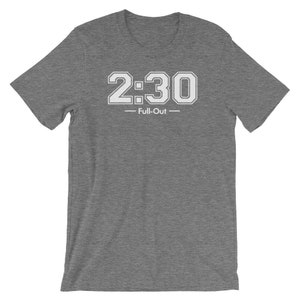 Peut inclure: T-shirt gris avec l'inscription "2:30 - Full-Out" en lettres blanches. Le texte est centr&eacute; sur la poitrine. Le t-shirt a des manches courtes et un col rond.