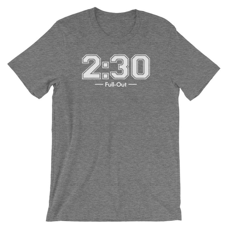 Peut inclure: T-shirt gris avec l'inscription "2:30 - Full-Out" en lettres blanches. Le texte est centr&eacute; sur la poitrine. Le t-shirt a des manches courtes et un col rond.