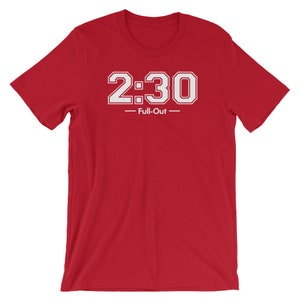 Peut inclure: T-shirt rouge avec l'inscription "2:30 - Full-Out" en blanc, en lettres majuscules. Les chiffres et le texte sont soulign&eacute;s en blanc. Le t-shirt est de couleur rouge uni.