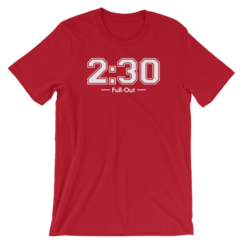 Peut inclure: T-shirt rouge avec l'inscription "2:30 - Full-Out" en blanc, en lettres majuscules. Les chiffres et le texte sont soulign&eacute;s en blanc. Le t-shirt est de couleur rouge uni.