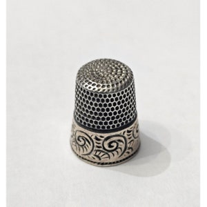 ANTIQUE STERLING SILVER Thimble #8 Ornate Design Sewing Notions Collectible Memorabilia