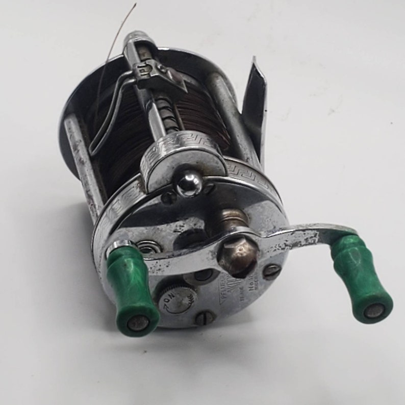 Ancien moulinet de pêche à vent niveau Pflueger Akron 1893 avec boite d