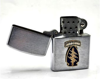 Encendedor militar vintage de las Fuerzas Especiales Aerotransportadas del Ejército de EE. UU., boina verde, encendedor de metal, recuerdo coleccionable