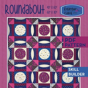 Pode incluir: Um padrão PDF para uma colcha chamada "Roundabout" que apresenta um design geométrico com círculos e quadrados em tons de rosa, azul e cinza. O padrão é um padrão "Everyday Curve" e é um construtor de habilidades. O padrão está disponível em dois tamanhos: 40" x 60" e 60" x 80".