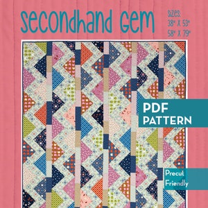 Puede incluir: Un patrón de edredón colorido con un diseño geométrico que presenta triángulos y rectángulos en varios colores y patrones. El edredón está disponible en dos tamaños: 96,5 cm x 134,6 cm y 147,3 cm x 200,7 cm. También se ve el texto "PDF PATTERN" y "Precut Friendly".