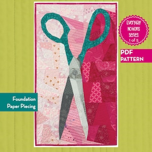 Może przedstawiać: Wzór PDF zatytułowany Sadie the Scissors o wymiarach 40,6 cm x 73,7 cm. Projekt przedstawia duże nożyczki z turkusowymi uchwytami i szarymi ostrzami na tle różnych skrawków tkanin w kolorze różowym i magenty. Tekst zawiera Everyday Notions series 1 of 5, Foundation Paper Piecing oraz Everyday Stitches.