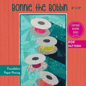 Pode incluir: Um padrão PDF para um quilt intitulado "Bonnie the Bobbin" da série Everyday Notions. O quilt apresenta quatro carreteis de fio em várias cores, incluindo rosa, amarelo, roxo e laranja. O padrão mede 40,6 cm por 73,7 cm e faz parte da coleção Everyday Stitches.