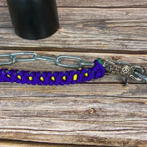 Collar de cadena de paracord con flor de viola hecho a mano para exhibición de cabras imagen 4