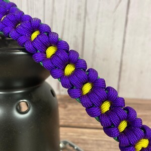 Collar de cadena de paracord con flor de viola hecho a mano para exhibición de cabras imagen 2