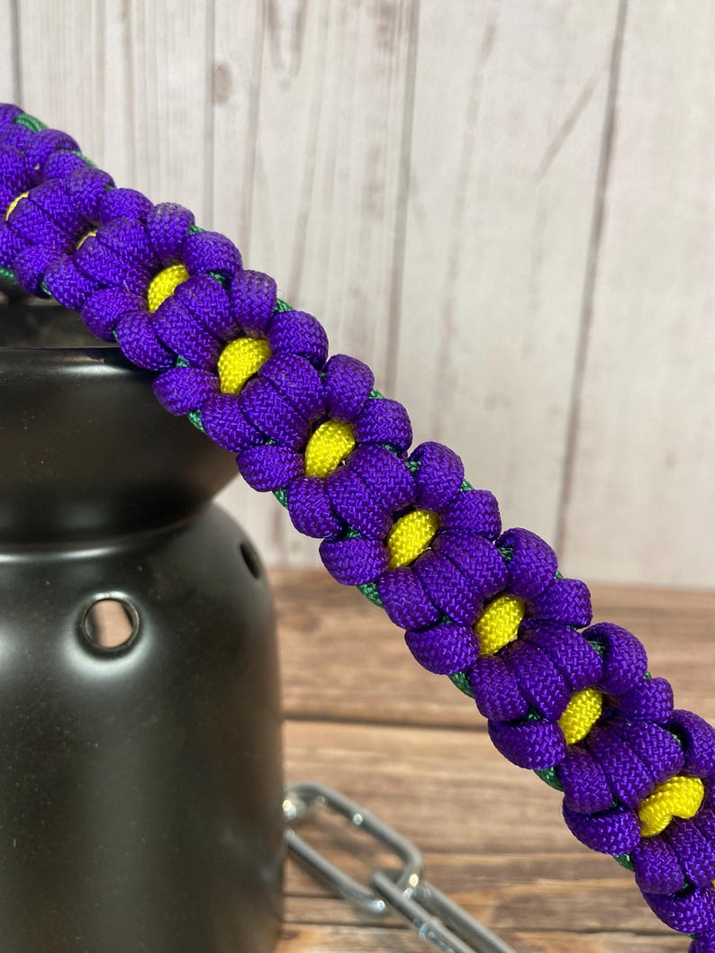 Collar de cadena de paracord con flor de viola hecho a mano para exhibición de cabras imagen 2
