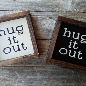 Hug It Out - rustykalny znak w drewnianej ramie - wystrój domu wiejskiego