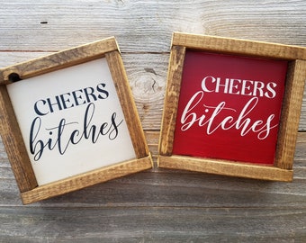 Cheers Bitches Script Font: con cornice in legno rustico segno Mini - vacanza Natale Decor