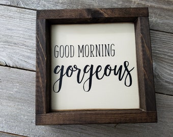 Good Morning Gorgeous of Hello Handsome ( Single Sign ) Wood Framed Boerderij Teken