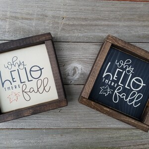 Peut inclure: Deux panneaux encadrés avec le texte "Why hello there fall" dessus. Un panneau a un fond blanc avec du texte noir et une feuille rouge. L'autre panneau a un fond noir avec du texte blanc et une feuille blanche.