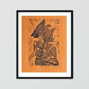 Peut inclure: Une estampe sur bois en noir et blanc d'une figure stylisée avec des détails complexes. La figure est entourée d'un motif rayonnant de lignes. L'estampe est encadrée en noir.