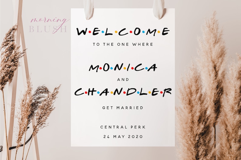 Pu&ograve; includere: Un cartello bianco con testo nero che recita "WELCOME TO THE ONE WHERE MONICA AND CHANDLER GET MARRIED CENTRAL PERK 24 MAY 2020". Il testo &egrave; in un font stilizzato che ricorda il popolare programma televisivo "Friends".